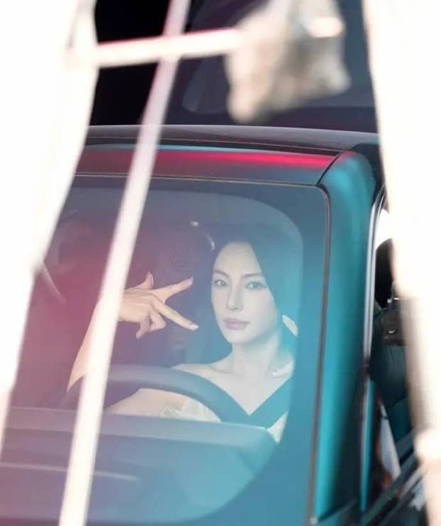 评论, 这部剧展现, 牌的代言人