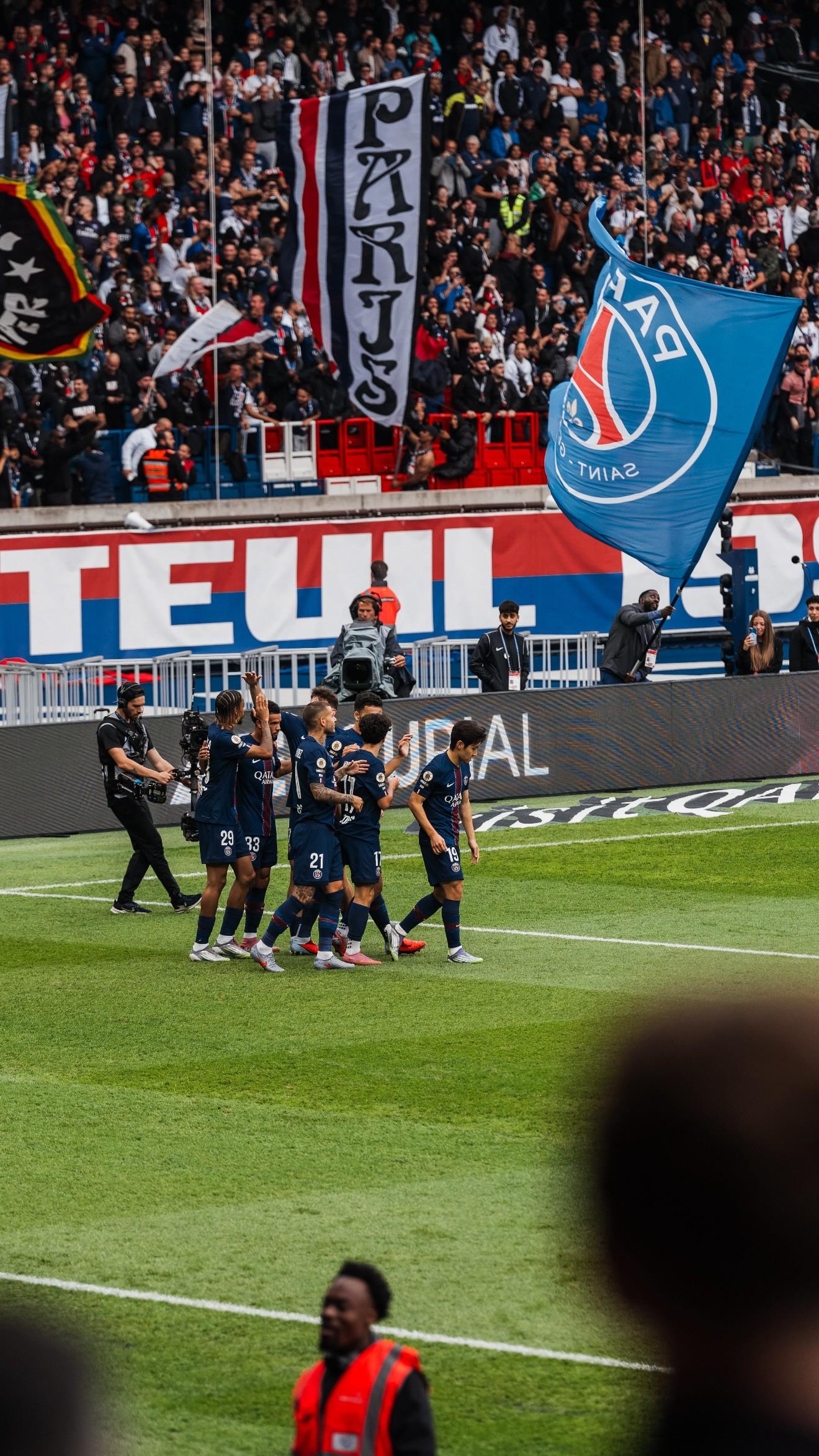 并前往巴黎 并前往巴黎