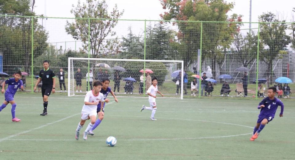 是中国足球, 少年通过市 是中国足球, 少年通过市